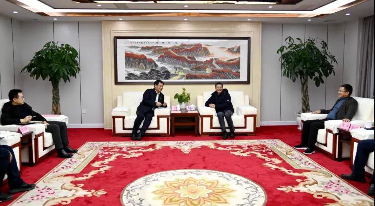 發(fā)達(dá)控股集團(tuán)董事長(zhǎng)徐豐賢一行赴進(jìn)賢縣考察